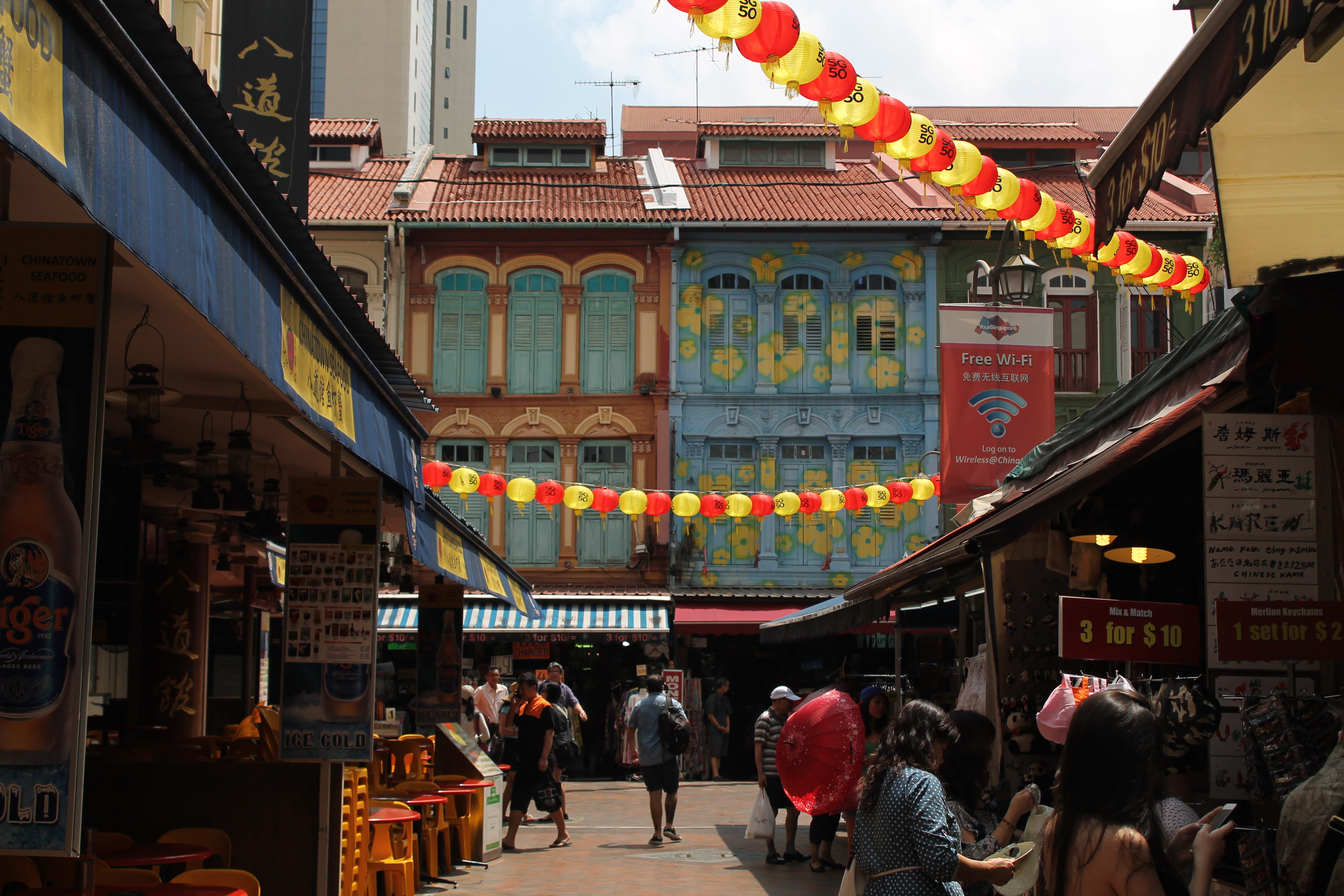 Street scene in Singapore's Chinatown