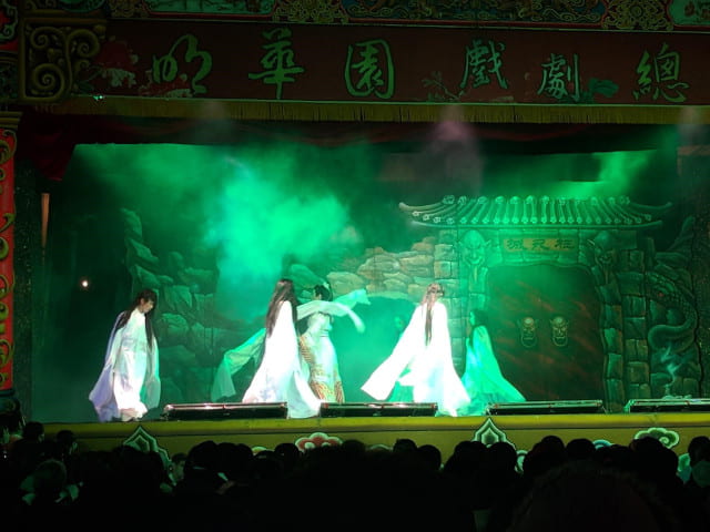Taiwanese female ghosts trying to attack the male lead
