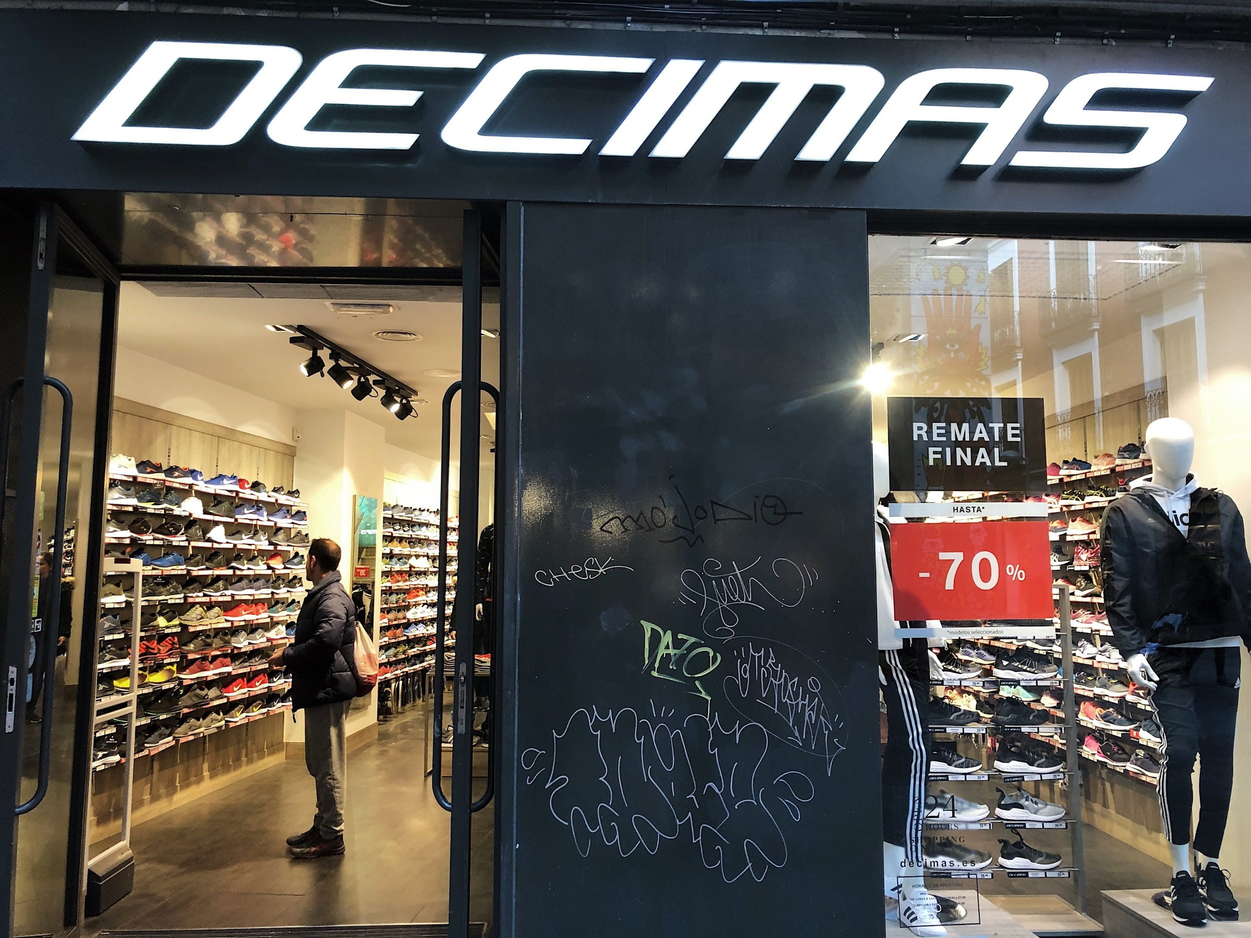 Decimas shoestore storefront