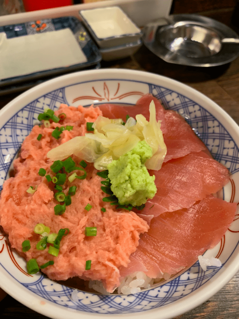 A bowl of rice, minced meguro, and sliced tuna